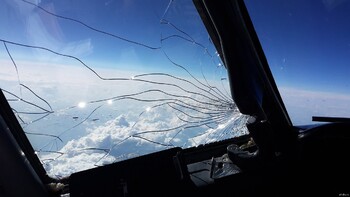 Самолёт «России» вернулся в Москву из-за трещины в стекле кабины пилотов Самолёт «России» вернулся в Москву из-за трещины в стекле кабины пилотов