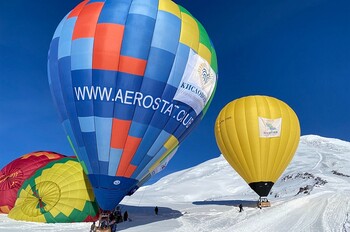 Стартовал массовый перелёт через Эльбрус на воздушных шарах