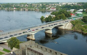 Пчелиный рой временно изменил движение на границе Эстонии и России Пчелиный рой временно изменил движение на границе Эстонии и России