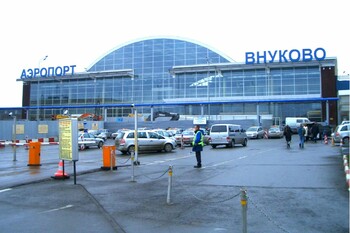 Самолёт из Сыктывкара сел во Внуково с треснувшим стеклом кабины Самолёт из Сыктывкара сел во Внуково с треснувшим стеклом кабины