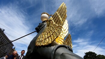 В Петербурге после реставрации открыли Банковский мост