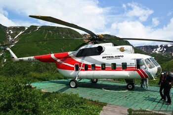 Вертолёт Ми-8 с туристами затонул в Курильском озере Вертолёт Ми-8 с туристами затонул в Курильском озере