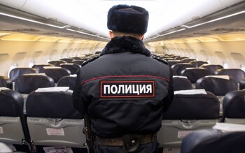 На рейсе из Минеральных Вод в Новосибирск дебошира связали скотчем