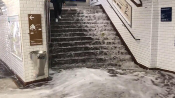 Сильный ливень нарушил работу метро и транспорта в Париже